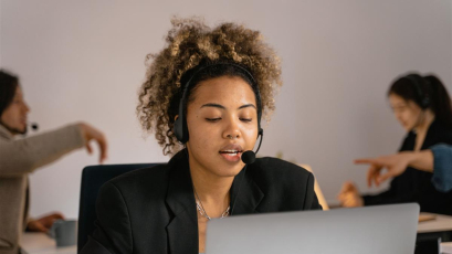 Professionnelle suivant une formation en ligne en direct, casque et ordinateur portable